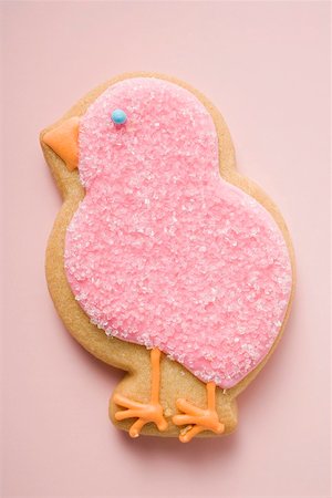 simsearch:659-03533664,k - Easter biscuit (pink chick) Fotografie stock - Premium Royalty-Free, Codice: 659-01865472