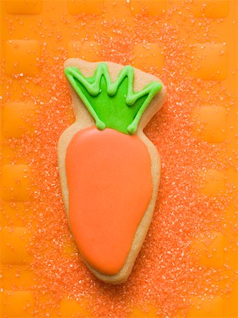 simsearch:659-01865462,k - Easter biscuit (carrot) on orange background Foto de stock - Royalty Free Premium, Número: 659-01865496