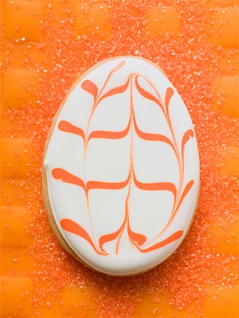 simsearch:659-03530278,k - Egg-shaped Easter biscuit on orange background Foto de stock - Sin royalties Premium, Código: 659-01865497