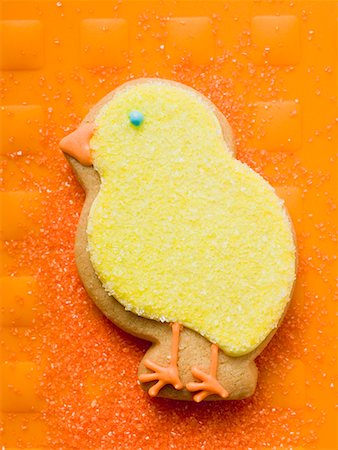 simsearch:659-01865462,k - Easter biscuit (yellow chick) on orange background Foto de stock - Royalty Free Premium, Número: 659-01865498