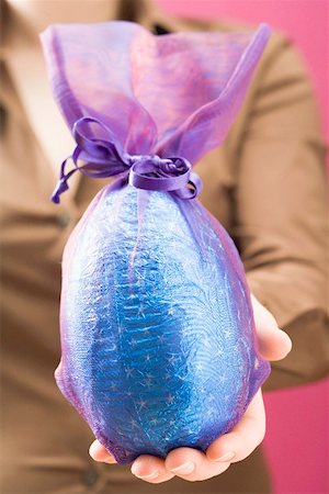 Woman holding large chocolate Easter egg Fotografie stock - Premium Royalty-Free, Codice: 659-01865501