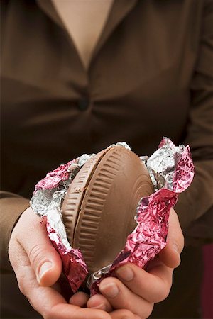 Femme tenant un oeuf de Pâques au chocolat Photographie de stock - Premium Libres de Droits, Code: 659-01865502