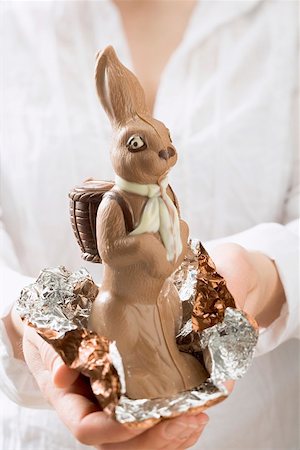 Woman holding chocolate Easter Bunny Foto de stock - Sin royalties Premium, Código: 659-01865503