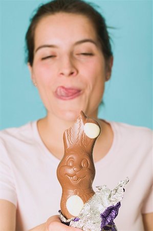 Femme tenant un lapin de Pâques au chocolat avec une morsure prise Photographie de stock - Premium Libres de Droits, Code: 659-01865512