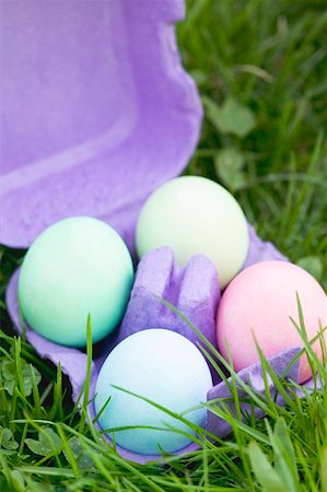 eggbox - Quatre oeufs colorés dans une boîte d'oeufs sur l'herbe Photographie de stock - Premium Libres de Droits, Code: 659-01865520