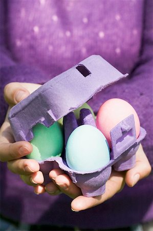 eggbox - Femme tenant la boîte d'oeufs plein de œufs colorés Photographie de stock - Premium Libres de Droits, Code: 659-01865522