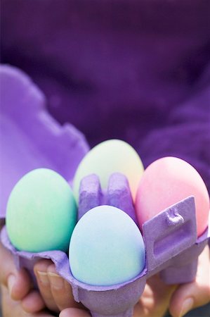 eggbox - Mains tenant la boîte d'oeufs plein de œufs colorés Photographie de stock - Premium Libres de Droits, Code: 659-01865523