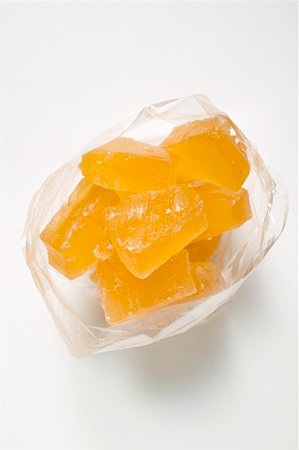 Candied pineapple chunks in plastic bag Foto de stock - Sin royalties Premium, Código: 659-01865639