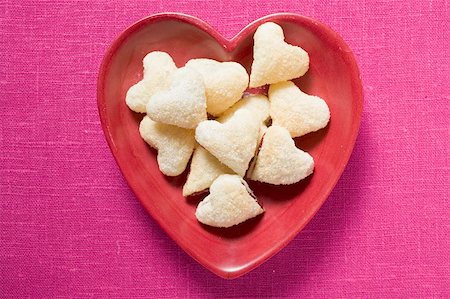 Heart-shaped jam-filled biscuits in red dish Stock Photo - Premium Royalty-Free, Code: 659-01865704