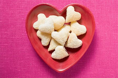 Heart-shaped jam-filled biscuits in red dish Foto de stock - Sin royalties Premium, Código: 659-01865704