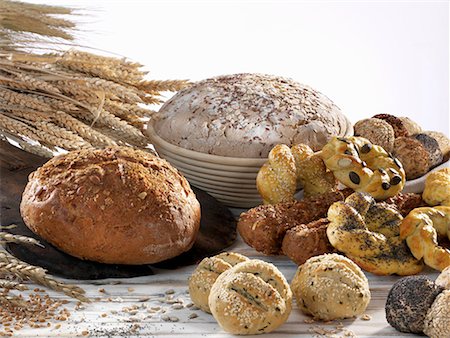 An assortment of wholemeal loaves and rolls Foto de stock - Sin royalties Premium, Código: 659-01865720