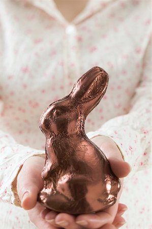 simsearch:659-01864274,k - Hands holding Easter Bunny in foil Foto de stock - Sin royalties Premium, Código: 659-01865741