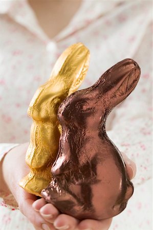 simsearch:659-01865786,k - Hands holding two Easter Bunnies in foil Stock Photo - Premium Royalty-Free, Code: 659-01865742
