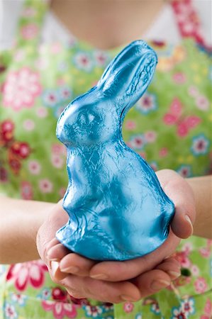 Woman holding Easter Bunny in blue foil Foto de stock - Sin royalties Premium, Código: 659-01865756