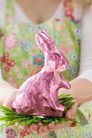 Woman holding Easter Bunny in pink foil Foto de stock - Sin royalties Premium, Código: 659-01865777