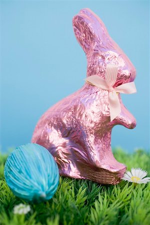 simsearch:659-03523797,k - Easter Bunny and chocolate egg in grass with daisies Foto de stock - Sin royalties Premium, Código: 659-01865786