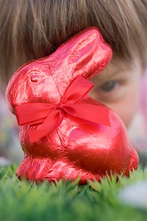 Enfant regardant rouge lapin de Pâques Photographie de stock - Premium Libres de Droits, Code: 659-01865788