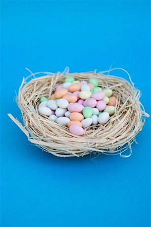 simsearch:659-03532257,k - Sugar eggs in Easter nest Foto de stock - Sin royalties Premium, Código: 659-01865807