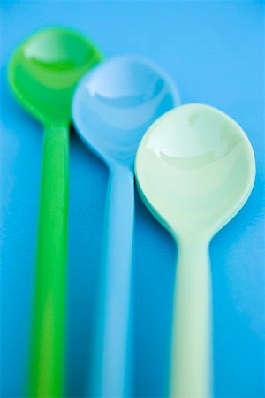 simsearch:659-01846426,k - Trois cuillères en plastique Photographie de stock - Premium Libres de Droits, Code: 659-01865809