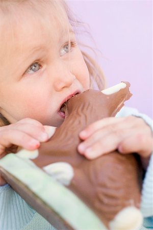 simsearch:659-03529582,k - Small girl eating chocolate Easter Bunny Foto de stock - Sin royalties Premium, Código: 659-01865800