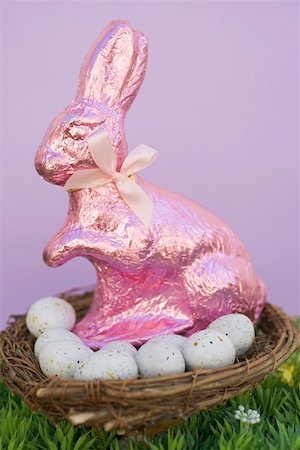 simsearch:659-01864279,k - Pink Easter Bunny and Easter eggs in basket Foto de stock - Sin royalties Premium, Código: 659-01865802