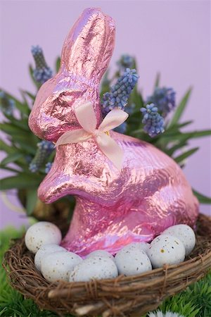 simsearch:659-01865764,k - Pink Easter Bunny & Easter eggs in basket, spring flowers Foto de stock - Sin royalties Premium, Código: 659-01865803