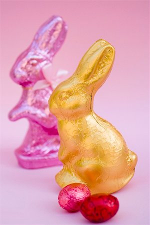 Deux lapins de Pâques et deux œufs en chocolat Photographie de stock - Premium Libres de Droits, Code: 659-01865817