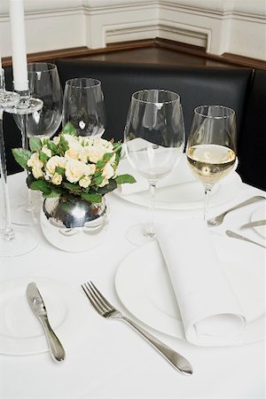 simsearch:659-06151842,k - Tisch gedeckt für zwei Personen im restaurant Stockbilder - Premium RF Lizenzfrei, Bildnummer: 659-01865828