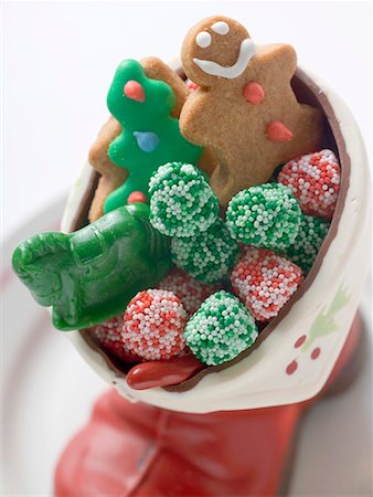 simsearch:689-03130285,k - Christmas biscuits and sweets in chocolate boot Foto de stock - Royalty Free Premium, Número: 659-01865887