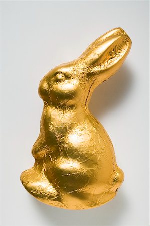 simsearch:659-01865788,k - Lapin en chocolat en feuille d'or Photographie de stock - Premium Libres de Droits, Code: 659-01865938