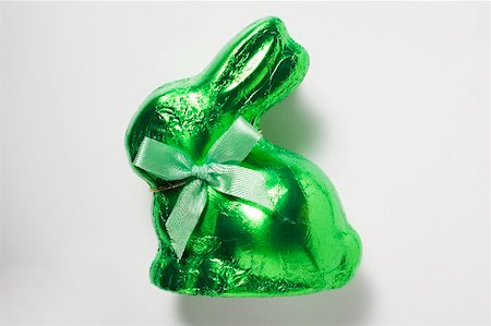 simsearch:659-01865955,k - Chocolate bunny in green foil Fotografie stock - Premium Royalty-Free, Codice: 659-01865944