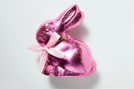 simsearch:659-01865788,k - Lapin en chocolat dans du papier rose Photographie de stock - Premium Libres de Droits, Code: 659-01865943