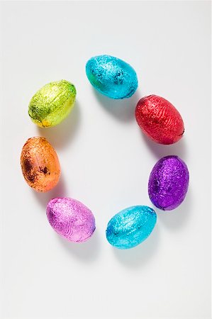 Small chocolate eggs wrapped in foil Foto de stock - Sin royalties Premium, Código: 659-01865950