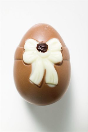simsearch:659-01865003,k - Chocolate Easter egg Foto de stock - Sin royalties Premium, Código: 659-01865952