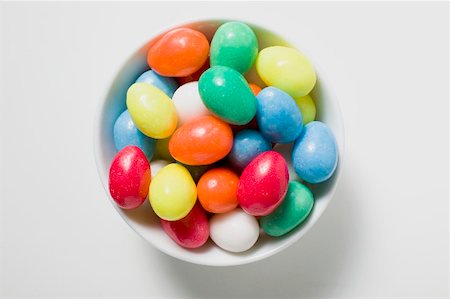 simsearch:659-03535046,k - Coloured sugar eggs in white dish Fotografie stock - Premium Royalty-Free, Codice: 659-01865960