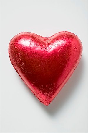 simsearch:659-01865964,k - Chocolate heart in red foil Foto de stock - Sin royalties Premium, Código: 659-01865962