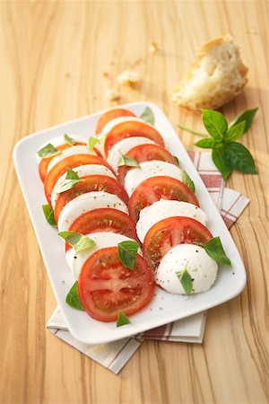 simsearch:659-06373225,k - Tomatoes with mozzarella and basil Foto de stock - Sin royalties Premium, Código: 659-01865979