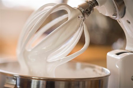 simsearch:659-01865996,k - Whipped cream on balloon whisk of food mixer Foto de stock - Sin royalties Premium, Código: 659-01865997