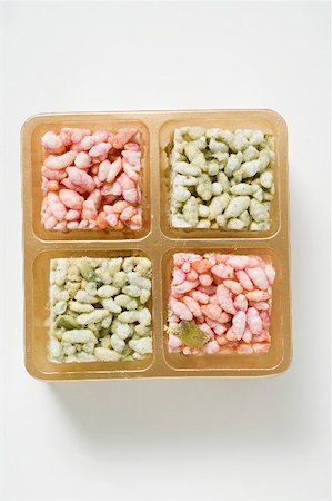simsearch:659-03536285,k - Asian puffed rice sweets in packaging Foto de stock - Sin royalties Premium, Código: 659-01866015