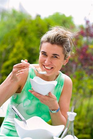Femme mangeant tarator (soupe d'yaourt & concombre bulgare) dans le jardin Photographie de stock - Premium Libres de Droits, Code: 659-01866049