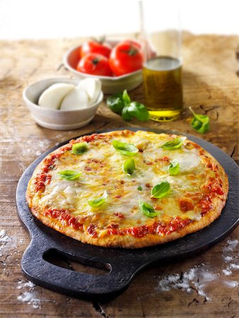 fine herb - Pizza tomate et mozzarella au basilic Photographie de stock - Premium Libres de Droits, Code: 659-01866052