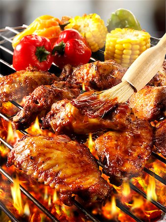 simsearch:659-07958278,k - Brossage des ailes de poulet sur la grille du barbecue avec la marinade Photographie de stock - Premium Libres de Droits, Code: 659-01866068