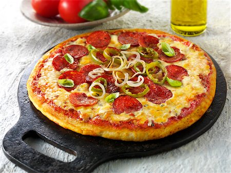 pepperoni - Pizza au pepperoni avec anneaux de piments et oignons Photographie de stock - Premium Libres de Droits, Code: 659-01866074