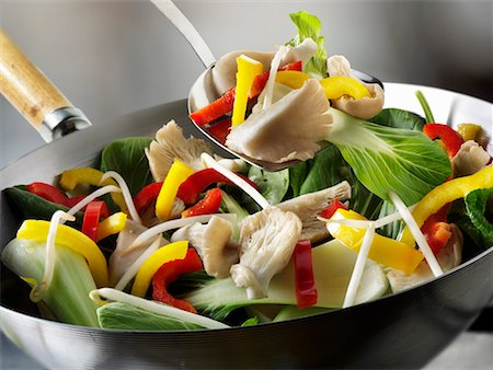 Vegetables and oyster mushrooms in wok Foto de stock - Sin royalties Premium, Código: 659-01866083