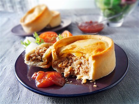 simsearch:659-01855436,k - Scotch pie (Minced lamb pie, Scotland) Foto de stock - Sin royalties Premium, Código: 659-01866105