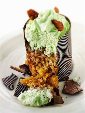 pistachio cream - Small cake with chocolate shell and pistachio cream Stock Photo - Premium Royalty-Free, Code: 659-01866106