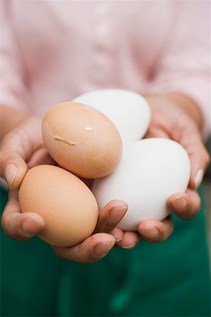 simsearch:640-03257126,k - Hands holding fresh eggs Fotografie stock - Premium Royalty-Free, Codice: 659-01866161