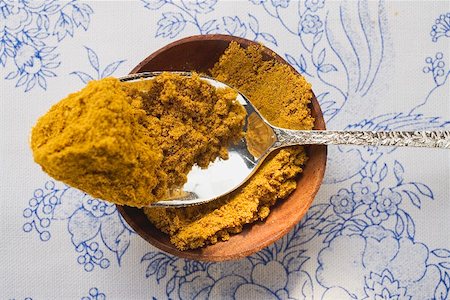 Curry powder in bowl and on spoon Foto de stock - Sin royalties Premium, Código: 659-01866198