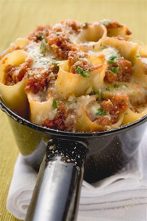 Baked cannelloni with mince filling and cheese topping Foto de stock - Sin royalties Premium, Código: 659-01866208