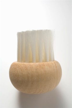 simsearch:659-01847217,k - Brosse de truffe sur fond blanc Photographie de stock - Premium Libres de Droits, Code: 659-01866213